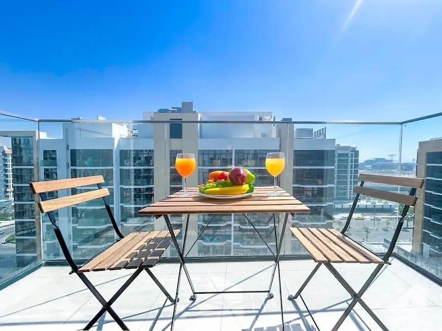 Elegant Stay In Meydan Balcony & Stunning Views Dubai Apartment