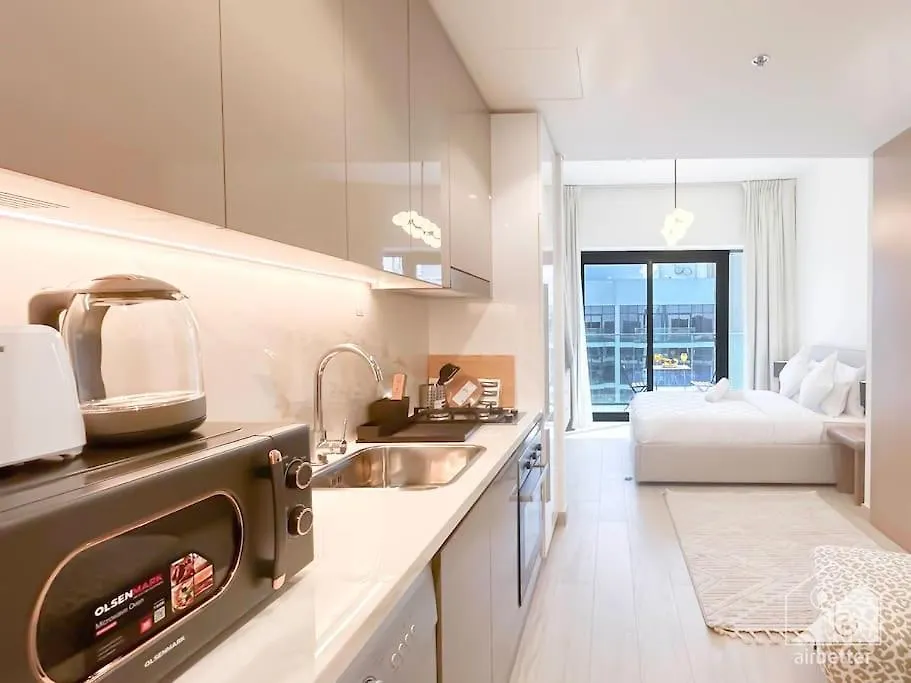 Elegant Stay In Meydan Balcony & Stunning Views Dubai Apartment
