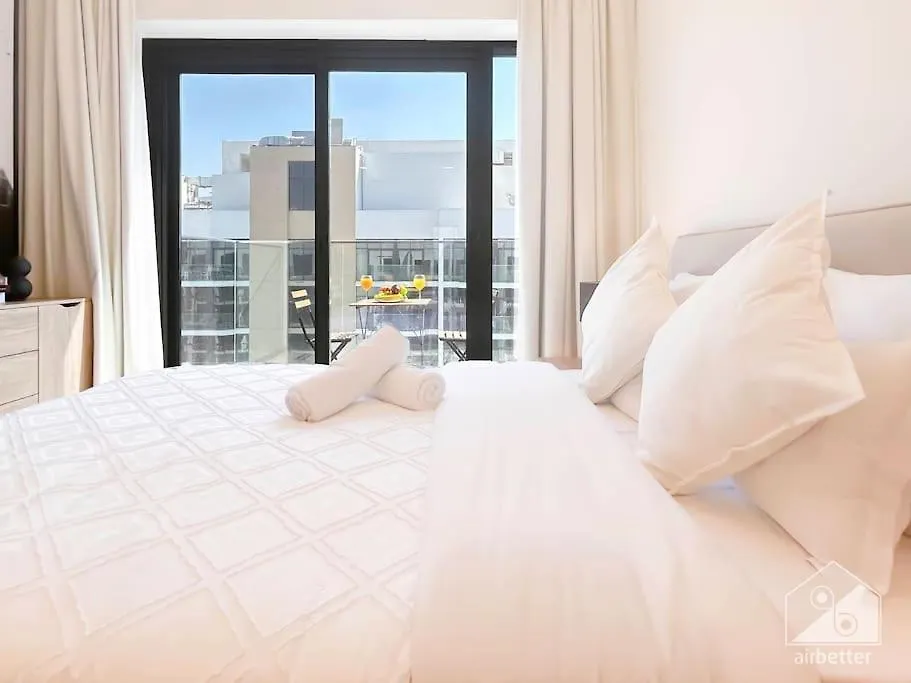 Elegant Stay In Meydan Balcony & Stunning Views Dubai Apartment