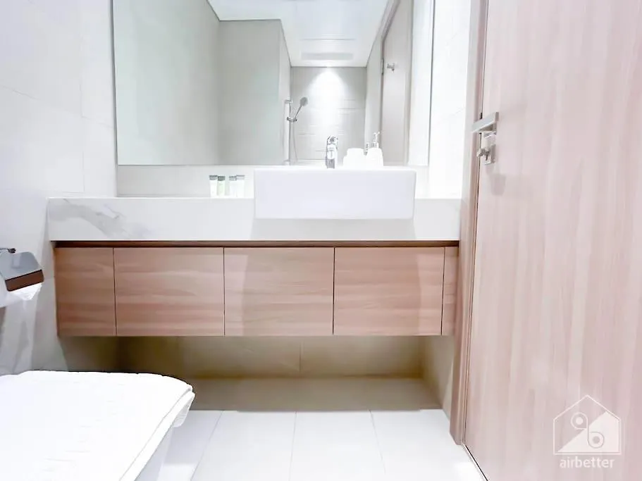 Elegant Stay In Meydan Balcony & Stunning Views Dubai Apartment