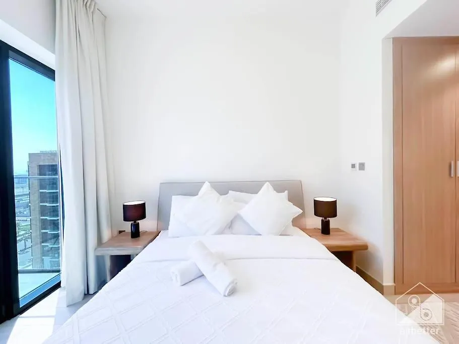 Elegant Stay In Meydan Balcony & Stunning Views Dubai Apartment