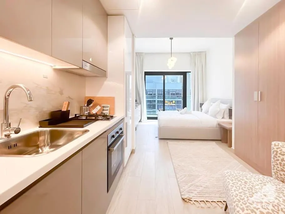 Elegant Stay In Meydan Balcony & Stunning Views Dubai