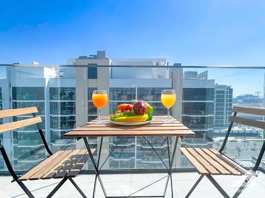 Elegant Stay In Meydan Balcony & Stunning Views Dubai Apartment