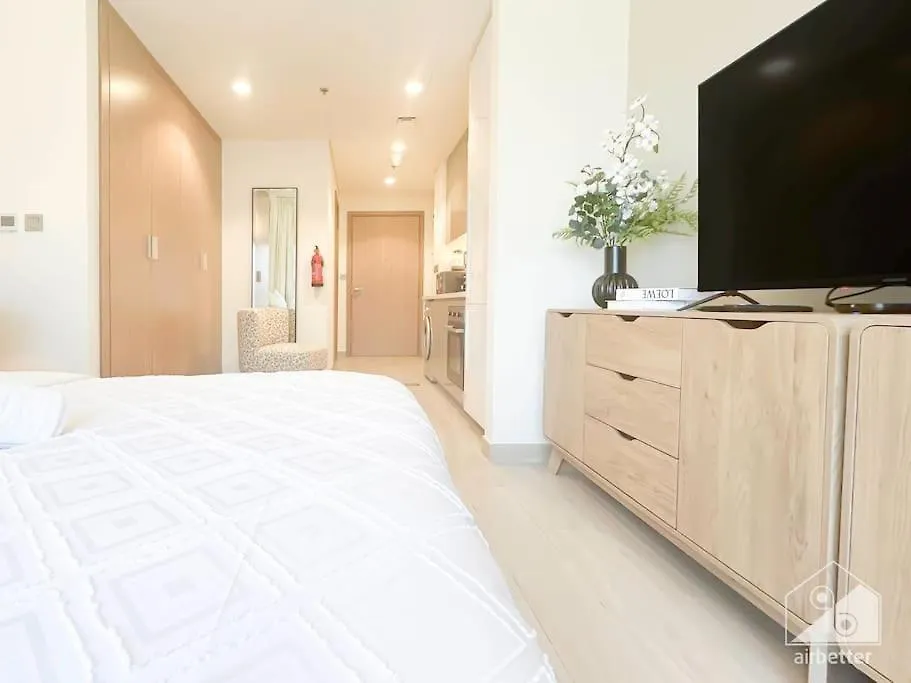 Elegant Stay In Meydan Balcony & Stunning Views Dubai Apartment